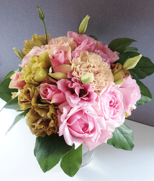 バラとトルコキキョウのシックなピンクブーケ