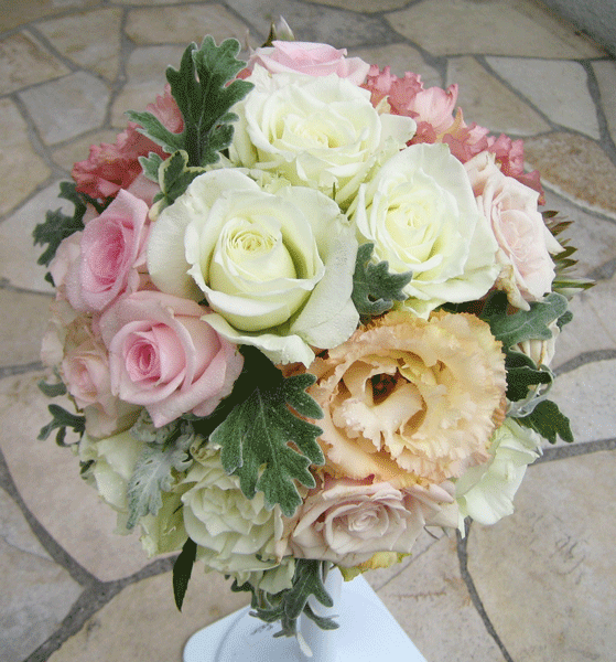 ベビーピンクのラウンドブーケ