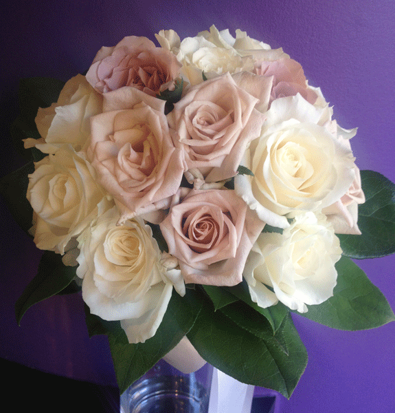 大人ピンクとアイボリーのバラのブーケ