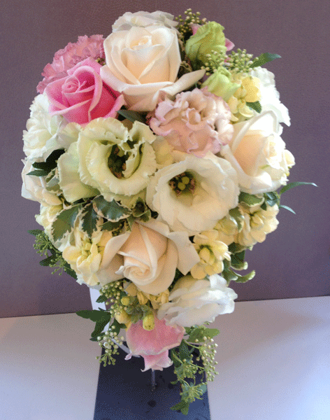 シャーベットピンクのティアドロップブーケ