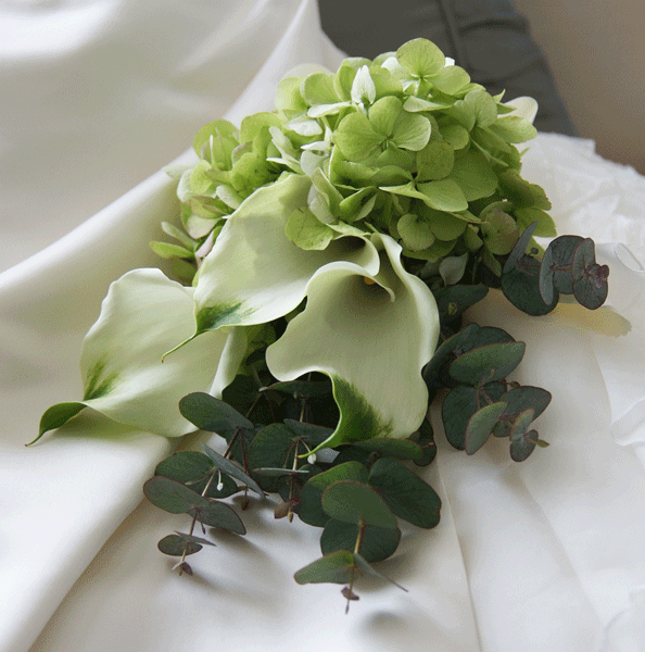 カラーとアジサイのアームブーケ