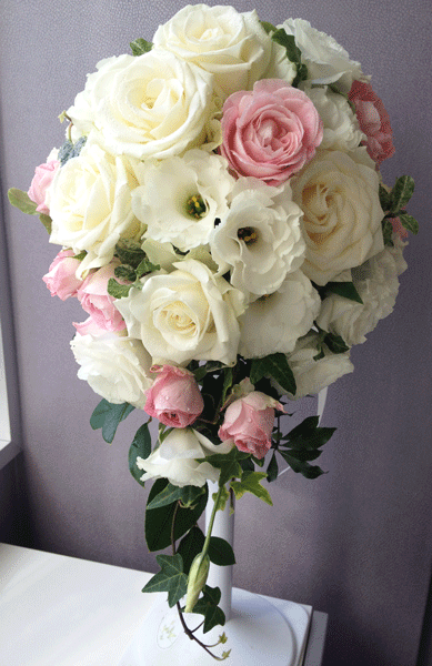 ピンクバラがポイントのセミキャスケードブーケ