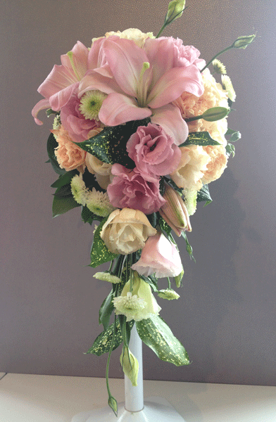 ピンクユリのキャスケードブーケ