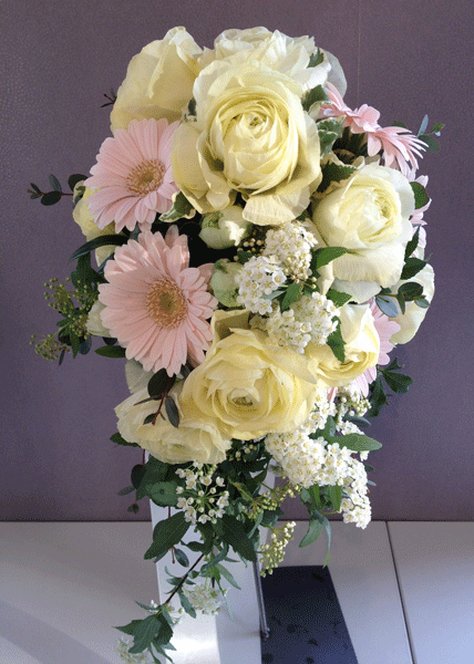 ピンクガーベラとラナンキュラスとコデマリのブーケ