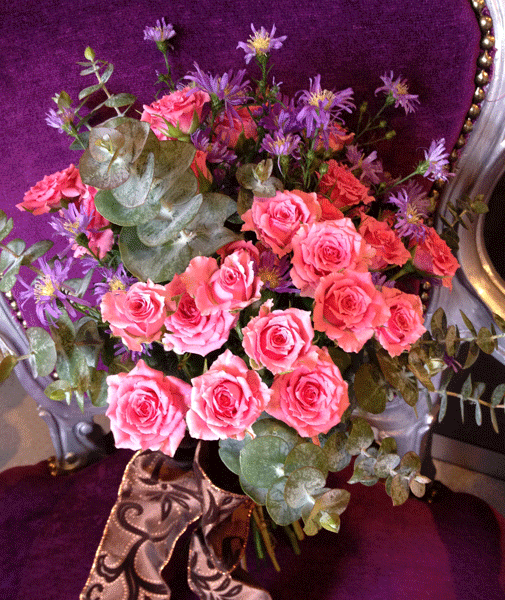 スプレーバラとアスターのクラッチブーケ