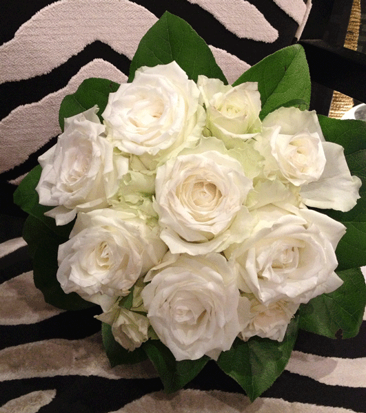 白バラのクラッチブーケ