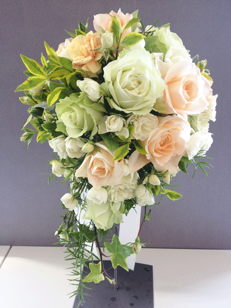 バラとナチュラルグリーンのセミキャスケード