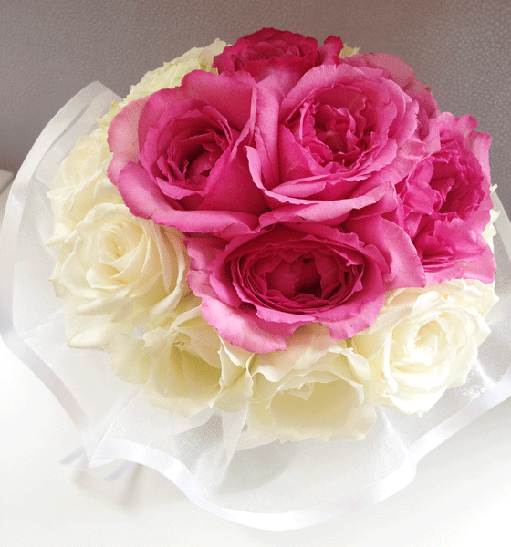 バラとレースリボンのクラッチブーケ