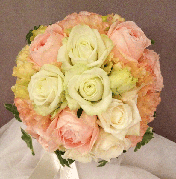 サーモンピンクのラウンドブーケ