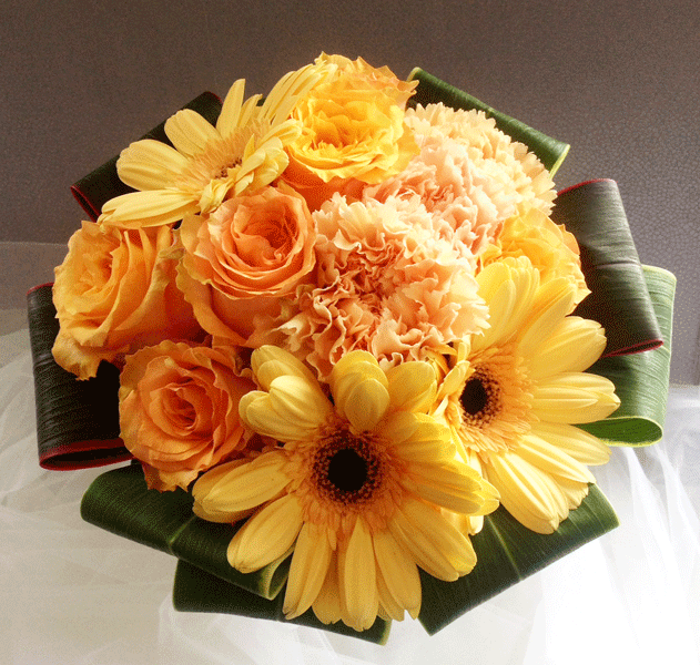 ピーチオレンジの小ぶりなラウンドブーケ