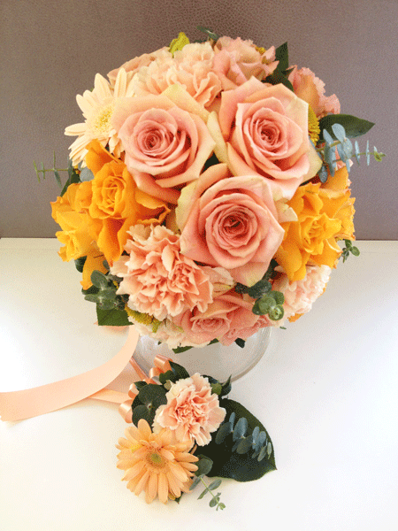 サーモンピンクとオレンジのラブリーブーケ