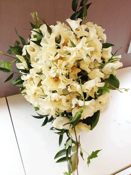 バラ「オードリー」のティアドロップブーケ