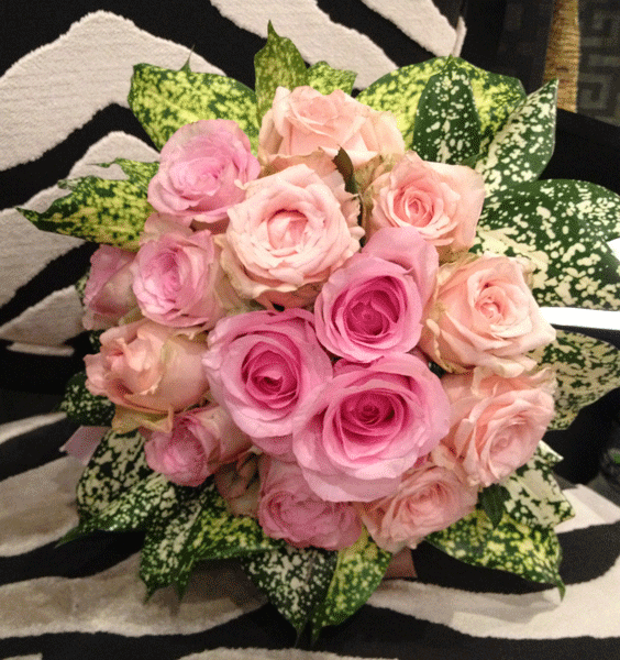 ピンクグラデーションのクラッチブーケ