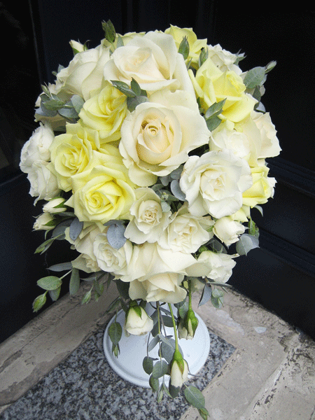 クリームとアイボリーのバラのセミキャスケード