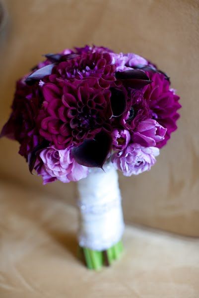 ダリアとカラーのクラッチブーケ